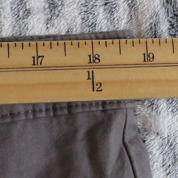 Lee* Women's 1.5" Belt Loop Multipocketed Midrise Cargo Shorts~ Size (14) Medium - Picture 6 of 12